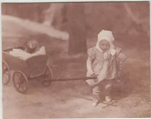 (F13396) Orig. Foto Kleinkind zieht Handwagen auf Waldweg 1930