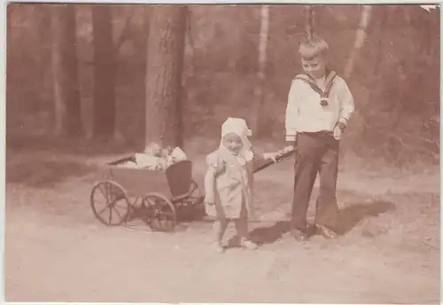 (F13394) Orig. Foto Kinder ziehen Handwagen auf Waldweg 1930