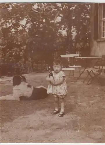 (F13393) Orig. Foto Kleinkind mit Bierflasche im Arm, mit Hund im Garten 1930