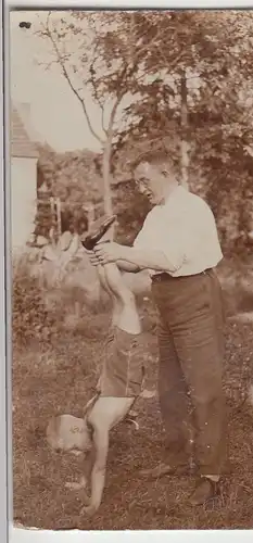 (F13392) Orig. Foto Herr u. Junge spielen im Garten, Junge macht Handstand 1930