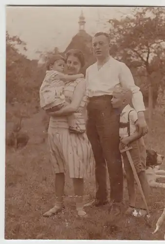 (F13391) Orig. Foto Paar mit Kindern im Garten, Junge m. Holzschwert 1930