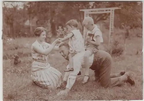 (F13390) Orig. Foto Herr u. Dame spielen mit Kindern im Garten, Kinder reiten 19