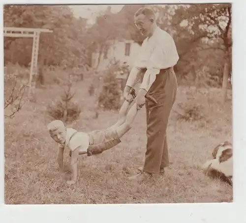 (F13388) Orig. Foto Herr u. Junge spielen Schubkarre 1930
