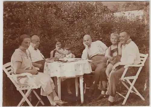 (F13386) Orig. Foto Personen sitzen am Tisch im Garten 1930