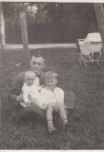 (F13384) Orig. Foto Spaziergang, Herr mit Kindern auf Wiese, Sommer 1929