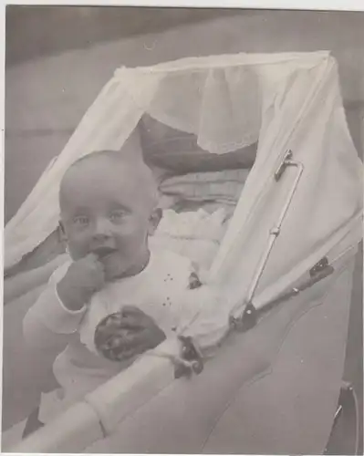 (F13383) Orig. Foto Kleinkind sitzt im Kinderwagen, Sommer 1929