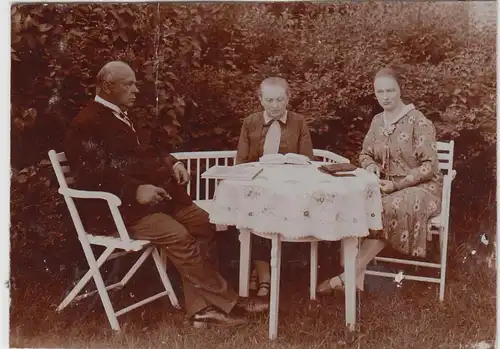 (F13380) Orig. Foto Personen sitzen am Tisch im Garten 1930