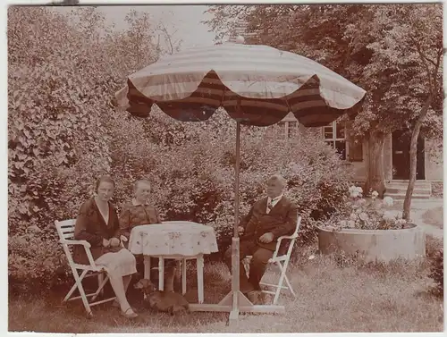(F13379) Orig. Foto Personen unterm Sonnenschirm im Garten, Mai 1930