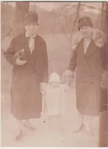 (F13377) Orig. Foto Spaziergang, Damen mit Kleinkind 1930