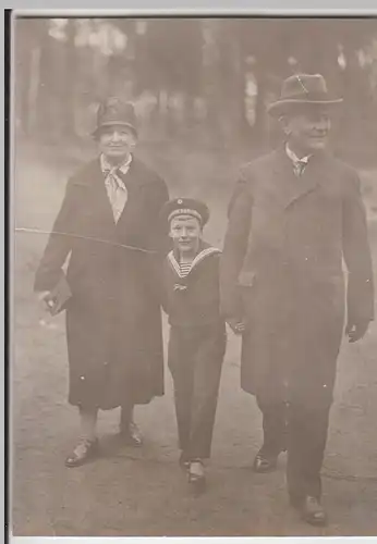 (F13374) Orig. Foto Spaziergang, älteres Paar, Junge in Matrosenkleidung 1930