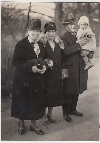 (F13373) Orig. Foto Herr mit Kind auf Arm, Spaziergang mit Damen 1930
