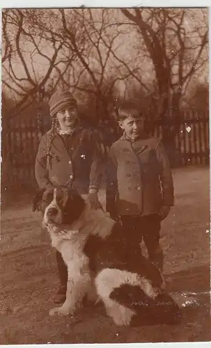 (F13372) Orig. Foto Kinder mit Hund im Freien 1930