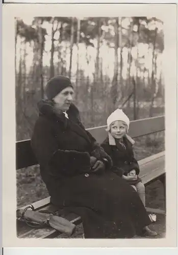 (F13353) Orig. Foto Frau u. Kind Ursula auf einer Parkbank 1929