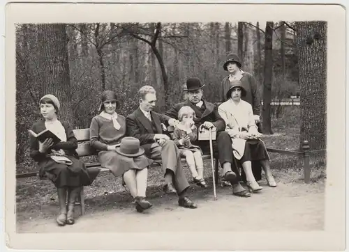 (F13349) Orig. Foto Personen sitzen auf einer Parkbank, Spaziergang 1929