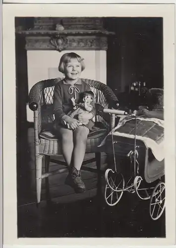 (F13334) Orig. Foto Kind Ursula mit Puppe u. Puppenwagen 1929