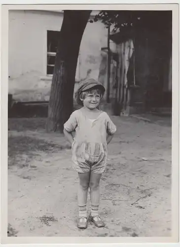 (F13329) Orig. Foto Kind Ursula steht a.d. Hof i. Landsberg / Warthe 1929
