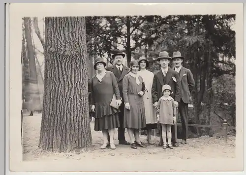 (F13323) Orig. Foto Personen stehen an einem Baum i. Landsberg / Warthe 1929