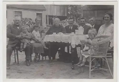 (F13319) Orig. Foto Personen sitzen am Kaffeetisch im Hof i. Landsberg / Warthe