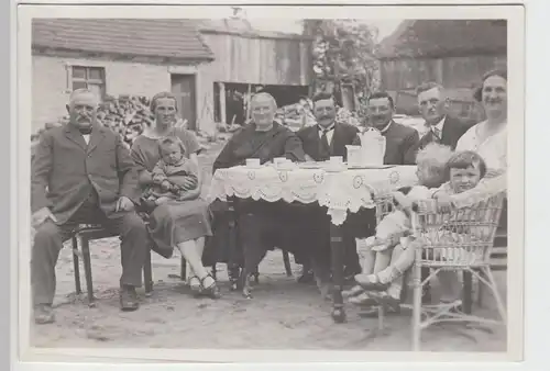 (F13318) Orig. Foto Personen sitzen am Kaffeetisch im Hof i. Landsberg / Warthe