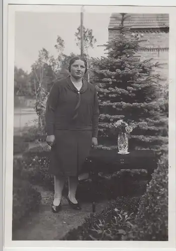 (F13313) Orig. Foto junge Dame, Tisch mit Blumenvase im Freien 1929