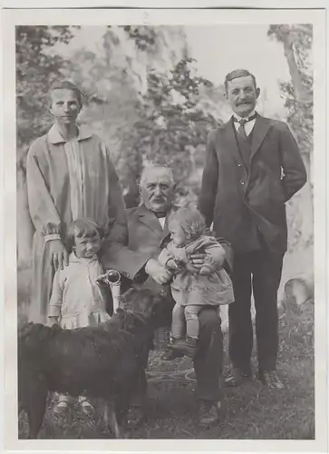 (F13312) Orig. Foto Familie mit Kindern u. Hund posieren im Garten 1929