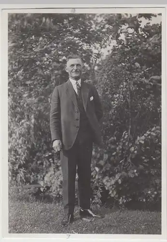 (F13311) Orig. Foto junger Mann steht im Garten 1929