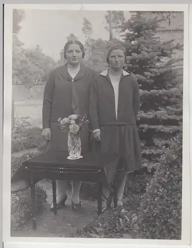(F13310) Orig. Foto 2 junge Damen, Tisch mit Blumenvase im Freien 1929