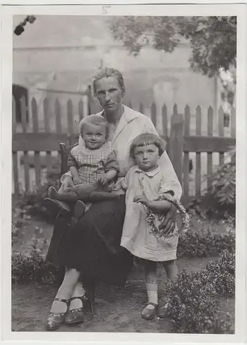 (F13309) Orig. Foto Frau mit 2 Kindern im Garten 1929