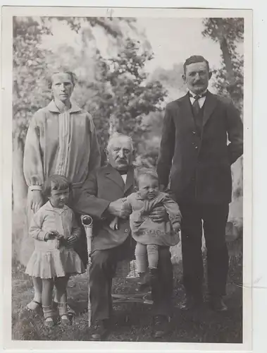 (F13308) Orig. Foto Familie mit Kindern posieren im Garten 1929