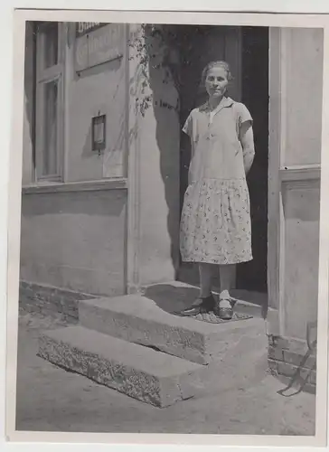 (F13306) Orig. Foto Frau am Eingang einer Kraftpost-Haltestelle 1929