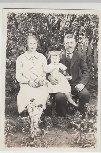 (F13305) Orig. Foto Familie posiert im Garten 1929