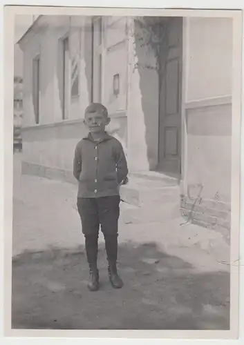 (F13302) Orig. Foto kleiner Junge Klopprogge vor einem Gebäude 1929
