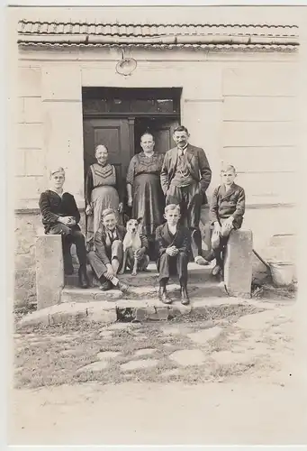 (F13301) Orig. Foto Personen mit Hund vor dem Hauseingang 1929