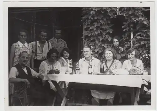 (F13294) Orig. Foto Personen sitzen im Gartenlokal 1929