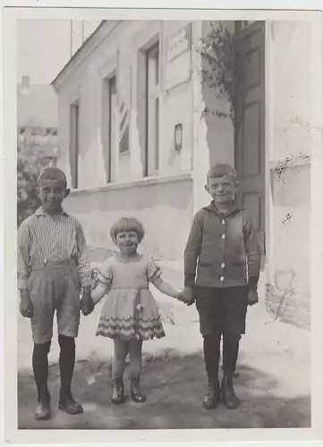 (F13292) Orig. Foto Kind Ursula mit Jungs Klopprogge u. Arndt vor Kraftpost-Halt