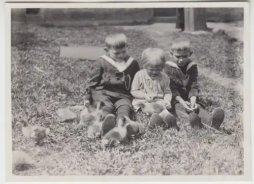 (F13289) Orig. Foto Kind Ursula spielt mit Jungs Klopprogge u. Arndt und Entenkü