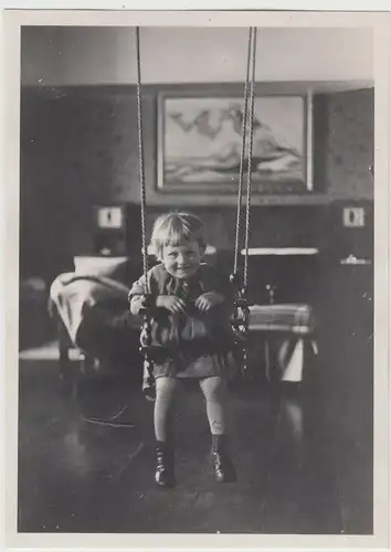 (F13285) Orig. Foto Kind Ursula auf Schaukel im Zimmer 1929