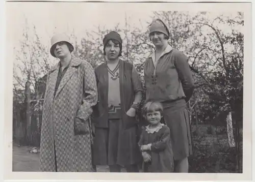 (F13284) Orig. Foto Kind Ursula mit Frauen Wally, Ida u. Klara spazieren 1929