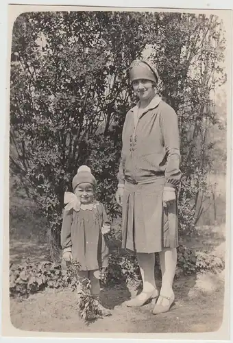 (F13283) Orig. Foto Frau und Kleinkind Mädchen spazieren 1929