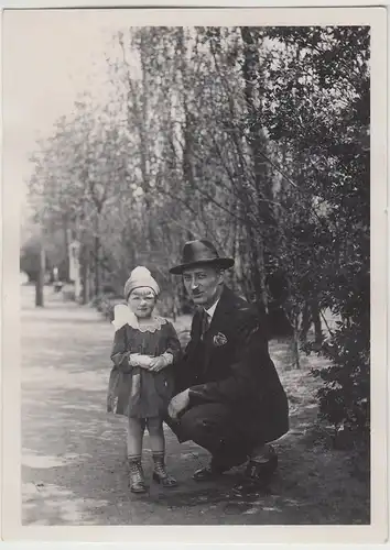 (F13282) Orig. Foto Mann u. Kleinkind, Mädchen spazieren 1929