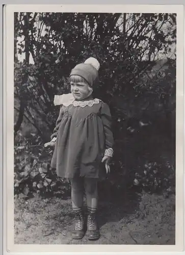 (F13281) Orig. Foto Kleinkind, Mädchen m. Kleid u. Pudelmütze im Freien 1929