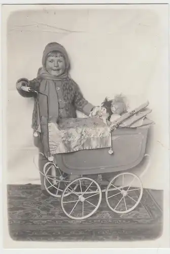 (F13280) Orig. Foto Kleinkind, Mädchen mit Puppenwagen 1929