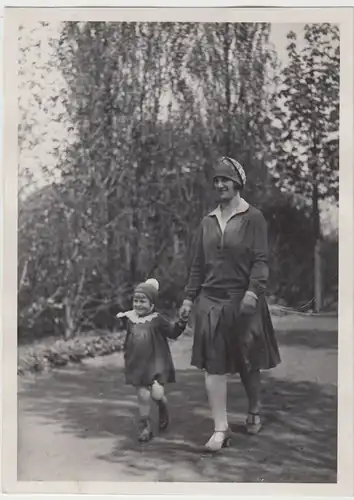 (F13279) Orig. Foto Frau und Kleinkind Mädchen spazieren 1929