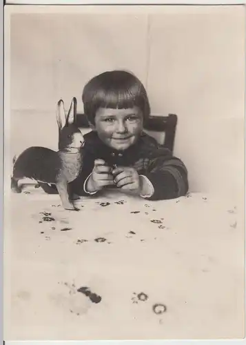 (F13278) Orig. Foto Kleinkind, Mädchen mit Häschen aitzt am Tisch 1929