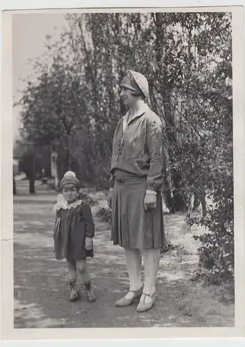 (F13277) Orig. Foto Frau und Kleinkind Mädchen spazieren 1929