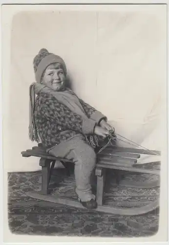 (F13276) Orig. Foto Kleinkind, Mädchen sitzt auf Schlitten 1929