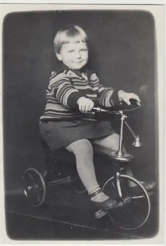 (F13270) Orig. Foto Kleinkind, Mädchen sitzt auf Dreirad 1929
