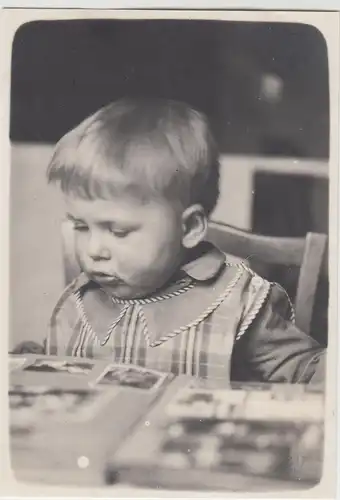 (F13267) Orig. Foto Kleinkind mit Fotoalbum am Tisch 1928