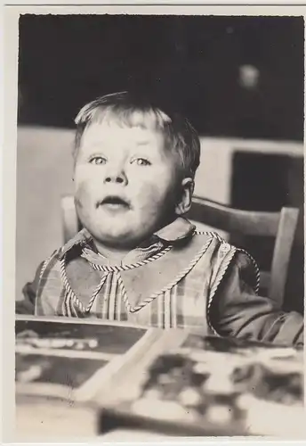 (F13266) Orig. Foto Kleinkind mit Fotoalbum am Tisch 1928