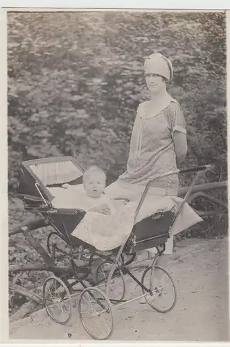 (F13263) Orig. Foto Frau spaziert m. Kind i. Kinderwagen 1927